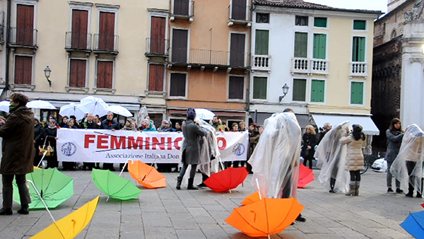 26/11/2016<br />A cura di Kitchen Project<br />AZIONE TEATRALE IN PIAZZA DEI SIGNORI<br />Progetto PROFILI 2016