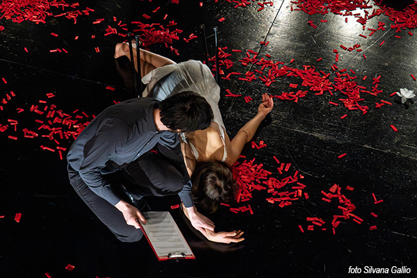 21/03/2026<br>Epochè Teatro<strong><br>NIENTE DI GRAVE</strong><br><strong>Voci della violenza contro le donne</strong>