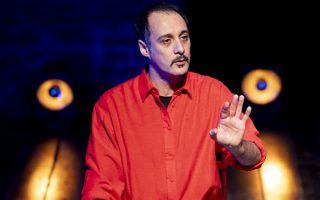 11/04/2026<br>Daniele Parisi<strong><br>A VOLTE MARIA A VOLTE LA PIOGGIA</strong>